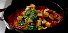 Nahrhaftes gewürztes Kitchari mit Tofu und rotem Reis, ein geschmackvolles und ganzheitliches Gericht mit ayurvedischen Zutaten.